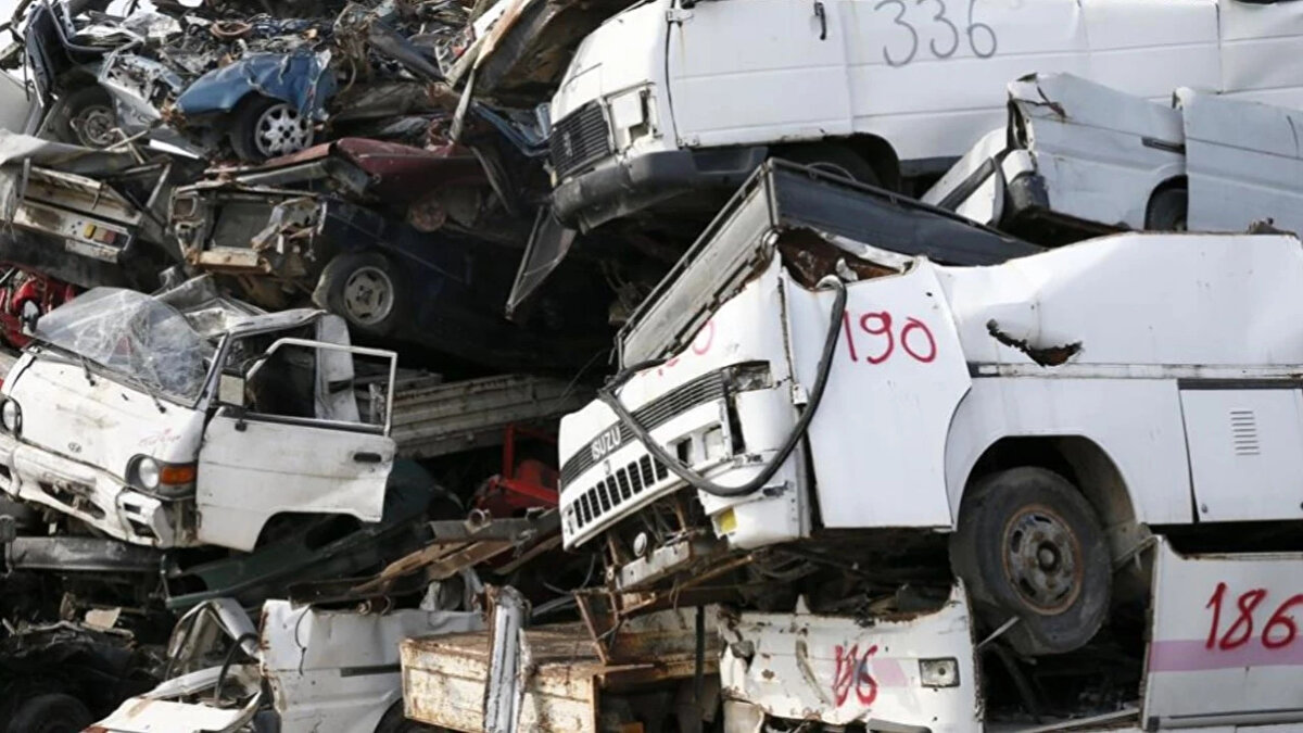 Düzenlemenin Kapsamı: Kimler Yararlanabilecek?<br><br>Üzerinde çalışılan taslak düzenlemeye göre, hurda araç teşviki sadece eski aracı trafikten çekmekle kalmayıp, yerli üretimi de desteklemeyi hedefliyor.<br><br>Öne çıkan başlıklar şunlar:<br><br>Yaş Sınırı: 20 yaş ve üzeri araçlarını hurdaya ayıranlar teşvikten yararlanabilecek.<br><br>Yerli Üretim Şartı: Hurdaya ayrılan araç karşılığında alınacak yeni aracın, sıfır kilometre ve yerli üretim olması öngörülüyor.<br><br>Aile Destek Programı: Alternatif olarak gündeme gelen "İlk Arabam Yerli Otomobil Aile Destek Programı" kapsamında, üç veya daha fazla çocuklu ailelere özel uygun ödeme koşulları ve ÖTV'siz araç desteği planlanıyor.