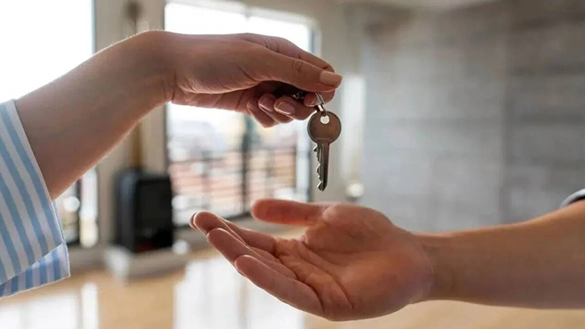 Asgari ücret zammı öncesi emlak piyasasından gelen son veriler, kiracıların yükünün ne kadar ağırlaştığını ortaya koydu. Kasım 2025 itibarıyla Türkiye genelinde ortalama kira 22 bin TL'ye ulaştı. Yani bir asgari ücretli, maaşının tamamını kiraya vermek zorunda.