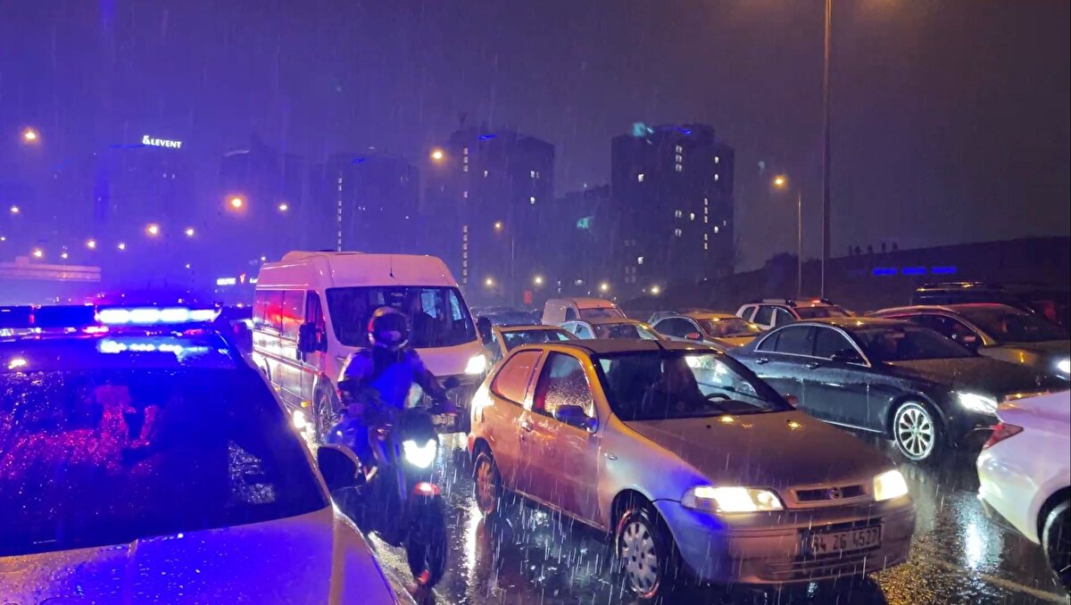 Gece 02.00 civarında yaşanan kazanın ardından otoyolun iki şeridi güvenlik amacıyla kapatıldı. Polis ekipleri bölgeye hızla ulaşarak sürücüleri alternatif güzergâhlara yönlendirdi.