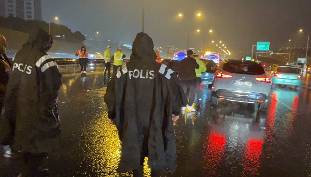 Yaralılara ilk müdahale olay yerinde yapıldı<br><br>İhbar üzerine olay yerine sevk edilen sağlık ekipleri, yaralanan iki kişiye olay yerinde ilk müdahaleyi yaptı. Ardından yaralılar ambulanslarla çevre hastanelere nakledildi.