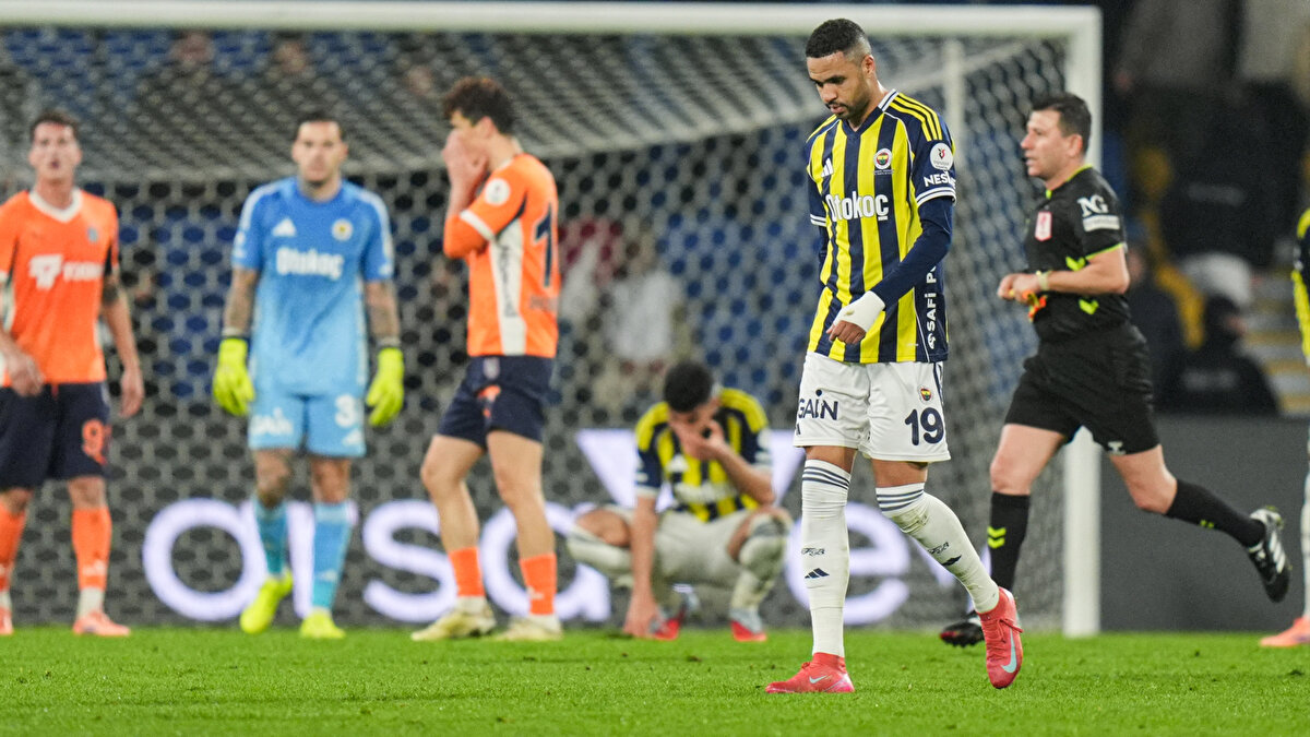 "67 de En-Nesyri açık ofsayt gol iptali doğru. Başakşehir'in golü temiz. Önceki geceki Mehmet Türkmen faciasından sonra genlerinde hakemlik aşkı bulunduğunu bildiğim Adnan Deniz Kayatepe, tecrübe kazandıkça bize daha iyi olacağı mesajı verdi. Sakin yönetimi ilaç gibi geldi." [SABAH]