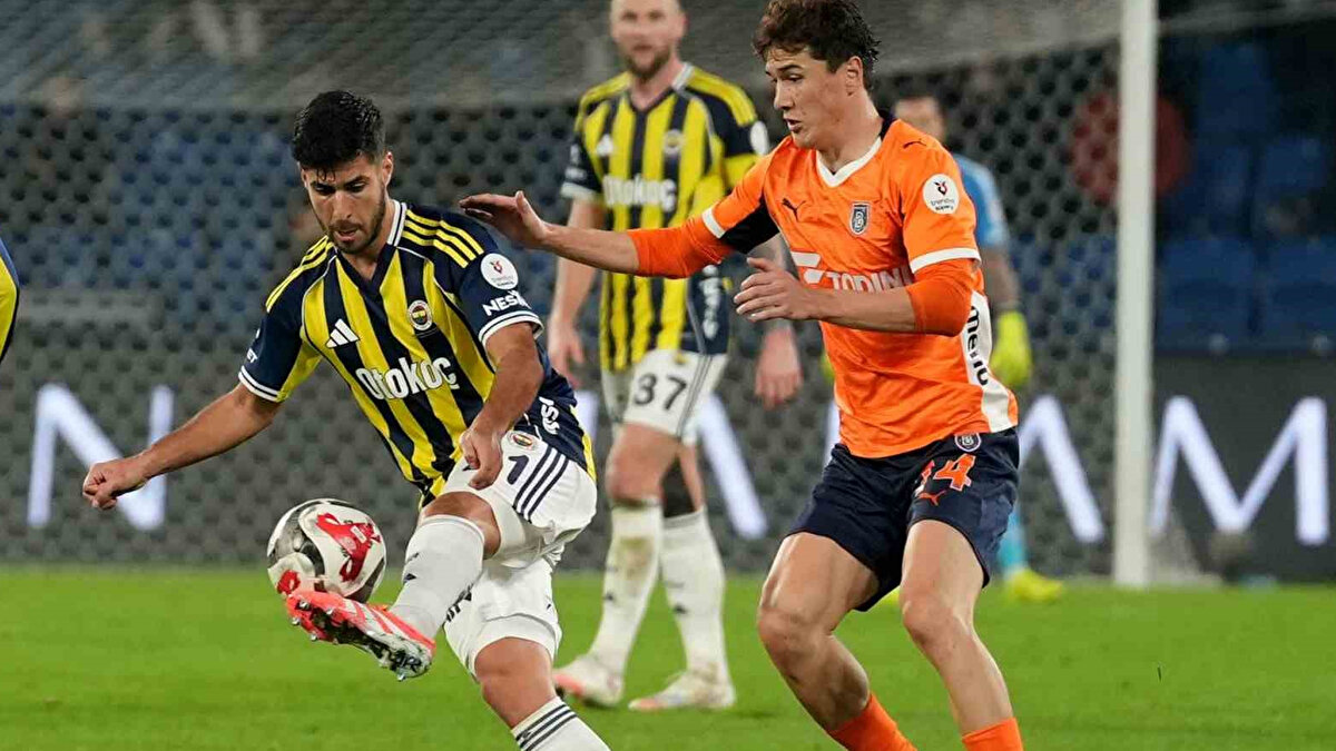 "G.Saray'ın maça tesir eden adamları var, F.Bahçe'nin böyle oyuncular yok"<br><br>Erman Toroğlu: "Galatasaray ile Fenerbahçe’ye baktığımızda zor zamanlarda bile sarı-kırmızılıların sahanın içindeki etkili adamları maça tesir ediyor. Fenerbahçe’de böyle bir şans yok. Çünkü o tarz futbolcuları yok. Bazen kötü oynayabilirsiniz ama öyle oyuncuların olur ki şahsi becerileri işi bitirirler. Galatasaray’da bu var. Fenerbahçe’de maalesef yok. Tabii bunun da hesabını yönetimler verir. Ama hangi yönetim? Bu yönetim değil."<br>