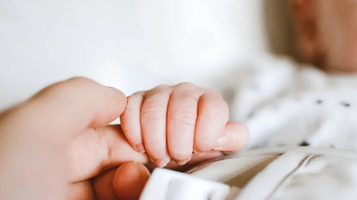 Kadın istihdamı korunarak aile desteklenecek<br><br>Yetkililer, doğum izinlerinin daha da uzatılmasının tartışıldığını ancak bu adımın kadınların iş gücü piyasasında geri planda kalmasına neden olabileceği uyarılarını dikkate alıyor. Bu nedenle düzenlemede dengeli bir yaklaşım benimsendiği vurgulanıyor. Amaç, Türkiye’de aileyi koruyan bir yapıyı güçlendirirken çalışan kadınların ekonomik hayatta güçlü biçimde var olmasını sağlamak.