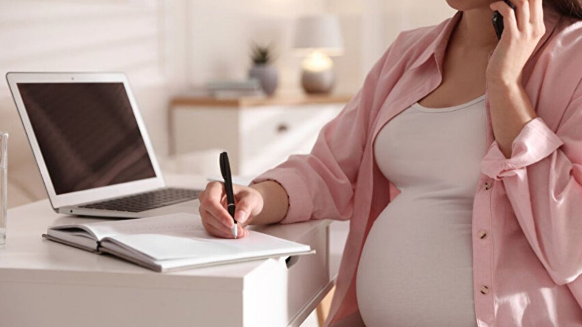 Çalışan annelere kreş ve bakım desteği gündemde<br><br>Taslakla birlikte ev hanımlarına yönelik emeklilik ve vergi düzenlemelerinin değerlendirilmesi sürerken, çalışan anneler için bakım hizmetlerinin yaygınlaştırılması da konuşuluyor. Özellikle kreşlerin artırılması ve destek mekanizmalarının genişletilmesi, aile odaklı politikaların önemli bir ayağı olarak ele alınıyor. Hükûmet kaynakları, yalnız yaşayan bireylerin oranının yüzde 20’ye ulaşmasını da politika planlamasında dikkate alıyor.