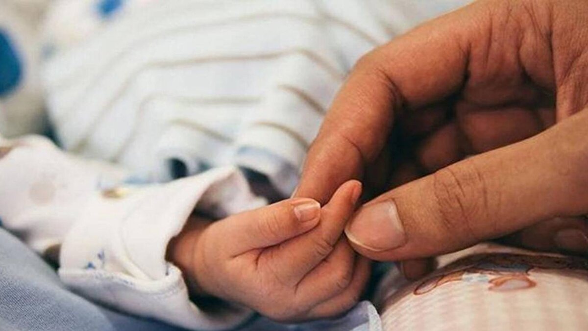 İşçi ve memur arasında izin farkı kaldırılacak<br><br>Taslağa göre işçi ve memur anneler arasındaki izin farklılıkları sona erecek. Şu anda işçilere verilen 5 günlük babalık izninin 10 güne çıkarılması planlanıyor. Bu hak hâlihazırda memur babalarda 10 gün olarak uygulanıyordu. Ayrıca işçi anneler için süt izni süresi, memurlara tanınan haklarla eşitlenecek.