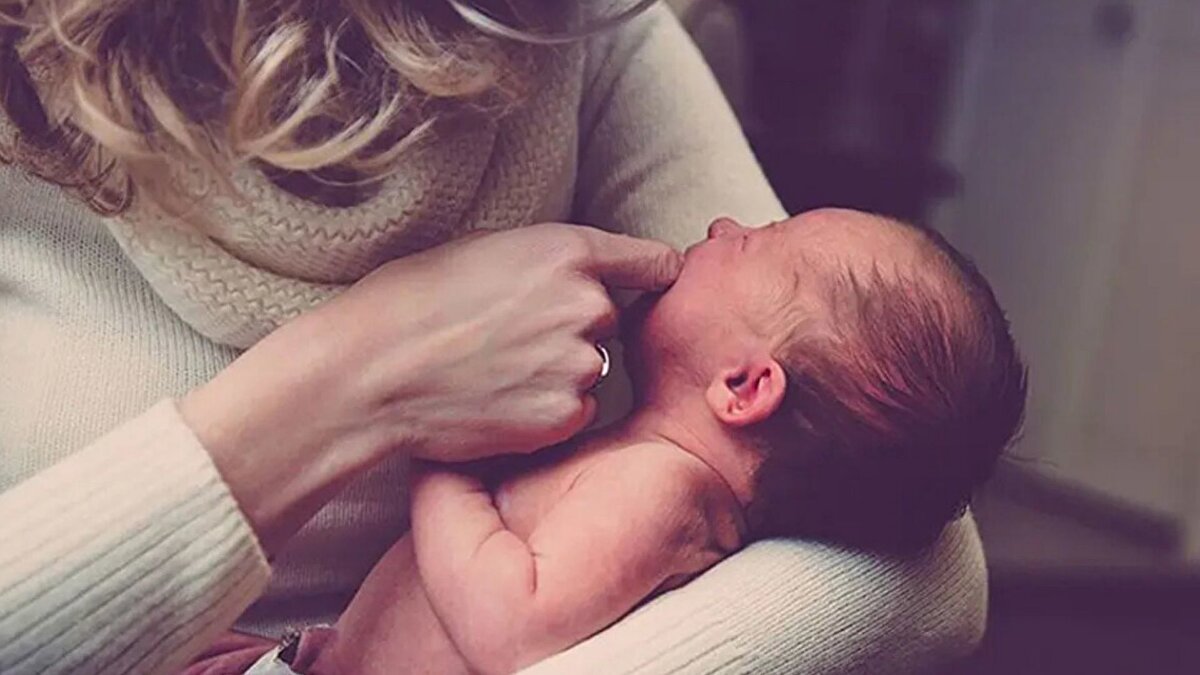 Türkiye’de iş yaşamı ve aile politikalarına ilişkin beklenen adımda süreç netleşiyor. Aile ve Sosyal Politikalar Bakanlığı tarafından hazırlanan ve AK Parti Meclis Grubu’nun önümüzdeki hafta ele alacağı taslak, mevcut doğum izni süresinin 16 haftadan 24 haftaya yükseltilmesini içeriyor. Hükûmet, düzenlemeyle hem aileyi güçlendirmeyi hem de kadınların istihdamda dezavantaj yaşamamasını amaçlıyor.