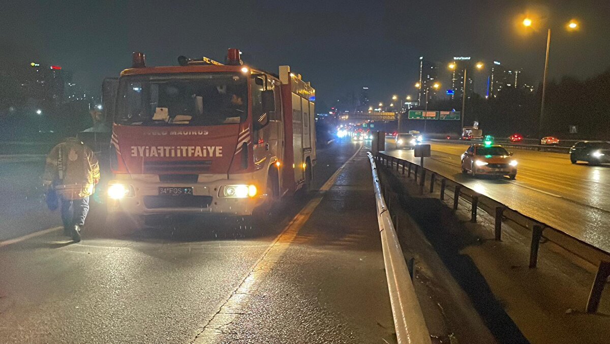 İhbar üzerine bölgeye polis, itfaiye ve sağlık ekipleri sevk edildi. Olay yerine ulaşan ekipler, önce aracı sallayarak ve camlara vurarak sürücüyü uyandırmaya çalıştı.