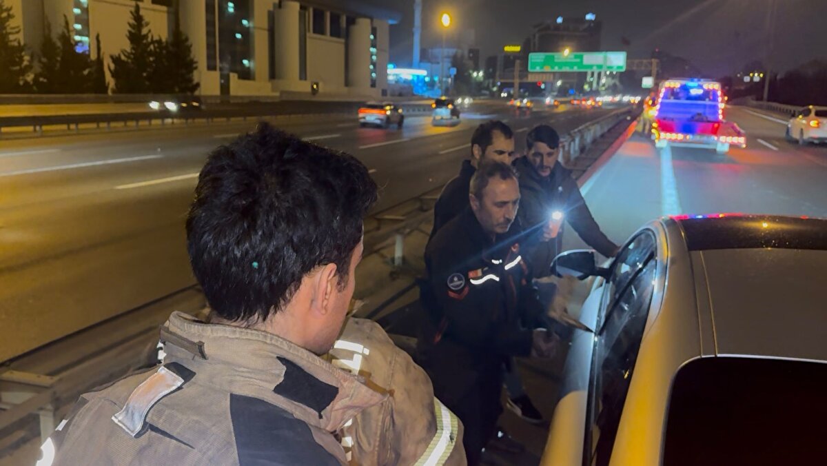 Yanıt alınamayınca itfaiye ekipleri güvenlik prosedürü kapsamında otomobilin camını balta ile kırarak içeri erişim sağladı.