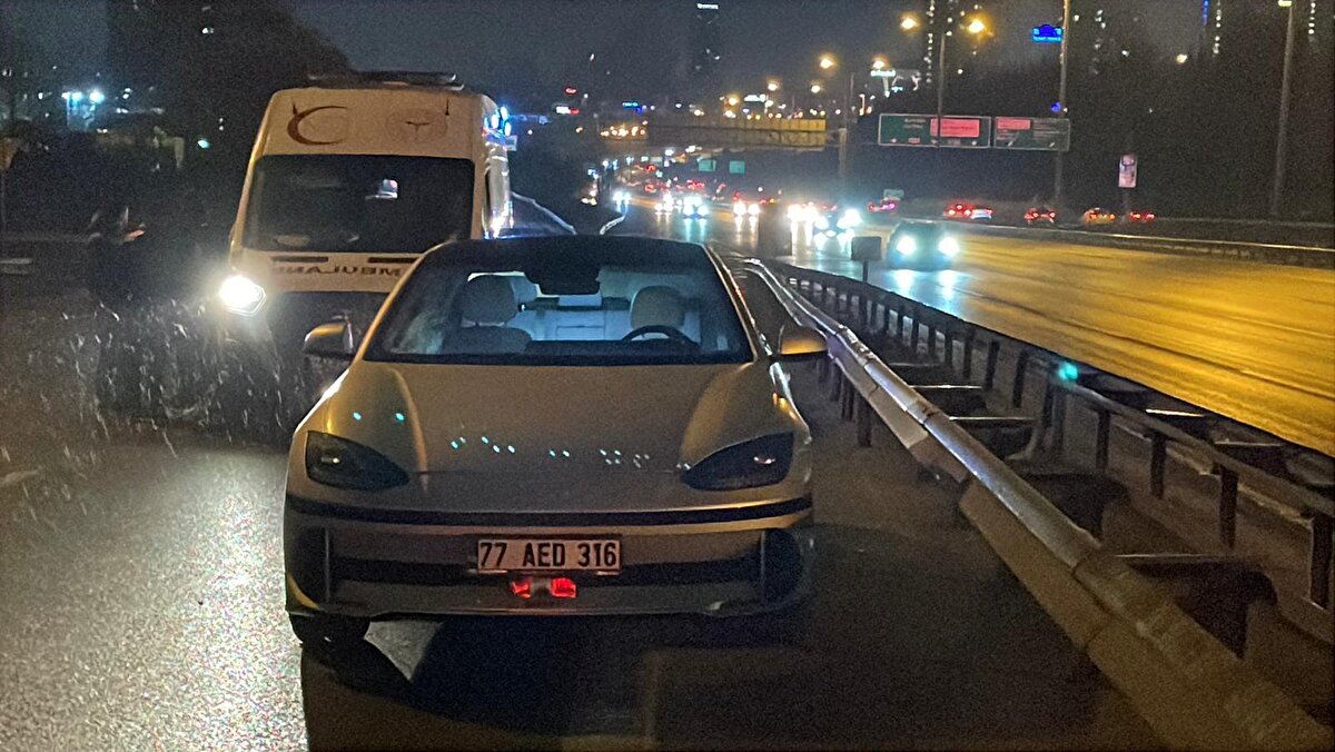 İstanbul’un Bağcılar ilçesinde, TEM Otoyolu yan yol Ankara istikametinde ilerleyen bir çekici şoförü, 77 AED 316 plakalı otomobilin sol şeritte hareketsiz şekilde durduğunu fark etti. Sürücü koltuğunda uyuyan C.Y.’yi gören Tamer Yiğit, trafiği tehlikeye düşüren bu duruma müdahale etmeye çalıştı ancak kendi çabaları sonuç vermedi.