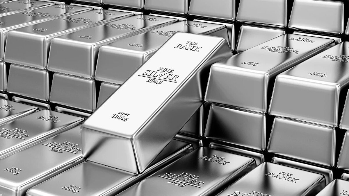 Sahte gümüş nasıl anlaşılır?<br><br>– Mıknatıs testi: Gümüş manyetik değildir; güçlü bir mıknatıs ürünü çekiyorsa muhtemelen içindeki metal farklıdır.<br>– Damga kontrolü: 925, 900, 800 veya 999 damgası gerçek ürünlerde bulunur ancak sahte damga basılabileceği için tek başına yeterli değildir.