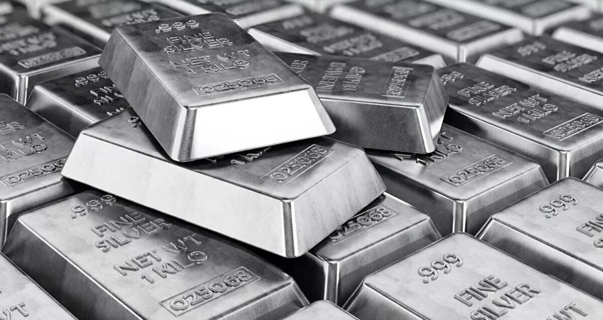 Ucuz ürünlerde sahtecilik oranı yükseldi<br><br>Sektör kaynakları, internette yer alan markasız ve belgesiz gümüş ürünlerin önemli bir risk taşıdığına işaret ediyor. Gümüşün gram fiyatının çok altında satılan bar ve sikkelerin, üzerinde “925” veya “999” damga bulunsa bile testlerden geçmediği ifade ediliyor. Bu nedenle alışverişte güvenilir kuyumcu ve rafinerilerin tercih edilmesi tavsiye ediliyor.