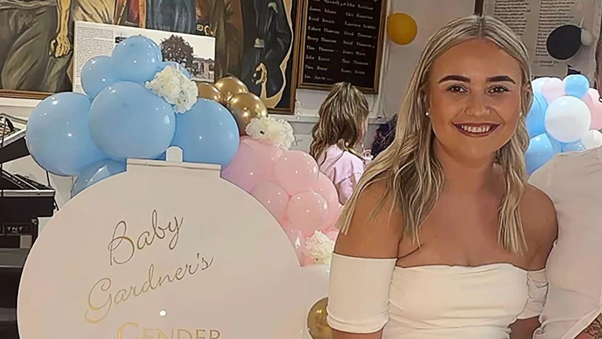 Kira Cousins’ın sahte hamilelik hikâyesi İngiltere’de yılın en çok konuşulan vakalarından biri haline gelirken, genç kadının sosyal medyada oluşturduğu kurgunun giderek genişlediği ortaya çıktı. Ailesini ve yakın çevresini aylarca inandırmayı başaran Cousins, yapay bir karın aparatı kullanmış, ultrason görüntüleri ve “bebek hareketi” videoları paylaşmıştı. Çevresindeki herkes, Bonnie-Leigh adını verdiği bir kız bebeği dünyaya getirdiğine inanmıştı.