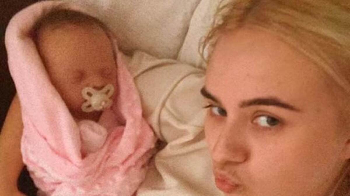 Kimliği güvenlik gerekçesiyle “Laura” olarak açıklanan anne, fotoğrafları gördüğünde büyük bir şok yaşadığını söyledi. Arkadaşının, sosyal medyada paylaştığı kareleri izinsiz kullandığını belirten Laura, yaşadığı süreci “korkutucu” olarak nitelendirdi. Cousins’ın hâlâ aynı bölgede yaşıyor olması, genç anneyi daha da endişelendiriyor.