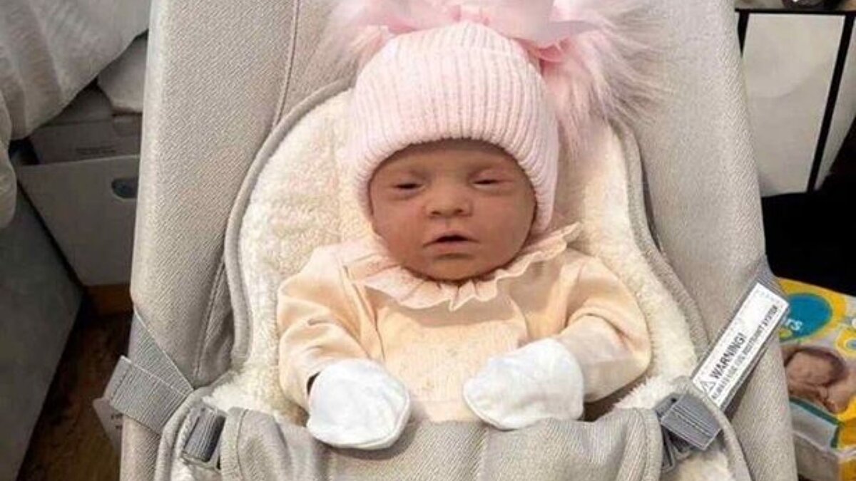 Süreç, annesinin odasında gördüğü “bebek”in aslında gerçeğe yakın bir Reborn oyuncak olduğunu fark etmesiyle sona ermişti. Ancak İngiliz basınına konuşan bir aile dostu, olayların çok daha önce başladığını ve Cousins’ın bir dönem arkadaşının gerçek bebeğine ait fotoğrafları sosyal medya hesaplarında kendi çocuğu gibi paylaştığını öne sürdü. Arkadaşının bu görüntüleri başka bir isimle yayınladığı iddia edildi.