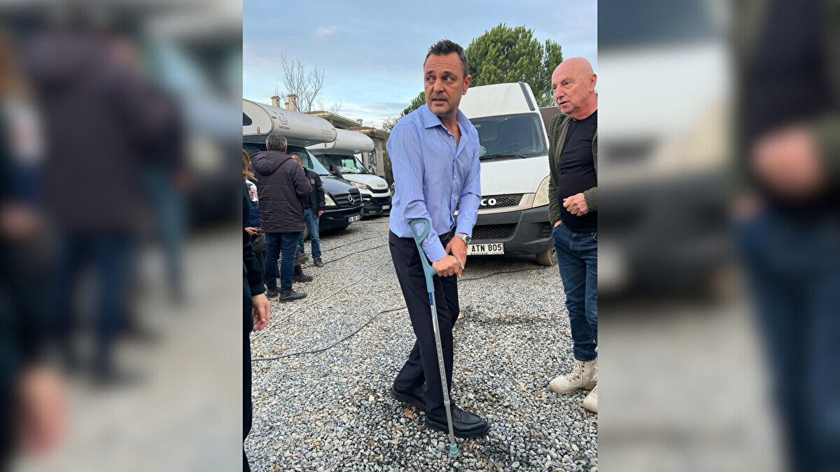 Hastaneye kaldırıldı, ameliyat kararı alındı<br><br>Kaza sonrası Fulya’daki özel bir hastaneye götürülen Kaptanoğlu’nun diz kapağında hasar tespit edildi ve ameliyat edilmesine karar verildi. Buna rağmen oyuncu, çekimlerin tamamlanabilmesi için sette kalan sahnelerini koltuk değnekleriyle ayakta durarak oynadı.