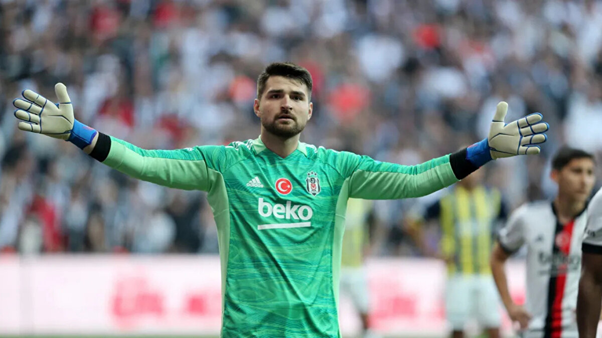 Ersin Destanoğlu, Sevilla’nın radarında<br><br>Beşiktaş’ta Mert Günok’un formsuzluğunun ardından kaleye geçen Ersin Destanoğlu, son dönemde sergilediği başarılı performansla dikkatleri üzerine topladı. Genç kaleci, Avrupa'nın dev kulüplerinin ilgisini çekmeye başladı. La Liga ekibi Sevilla’nın, Ersin Destanoğlu’nu transfer etmek için devreye girdiği iddia edildi.