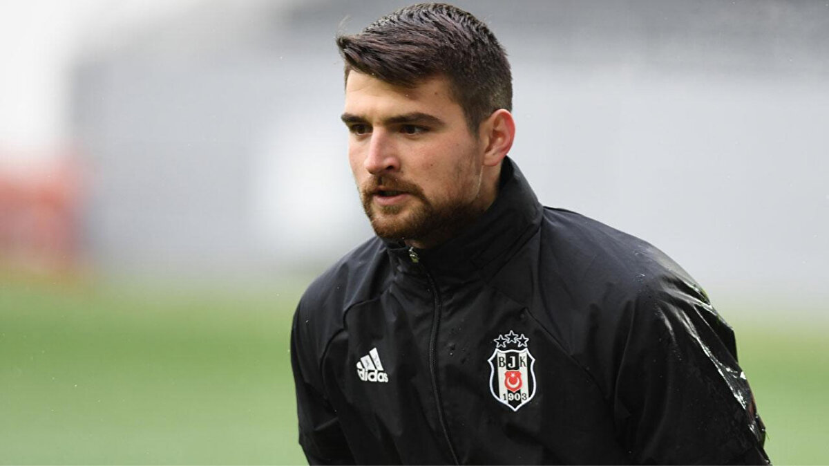Ersin Destanoğlu’nun bu sezonki performansı<br><br>Ersin Destanoğlu, 2025-2026 sezonunda Beşiktaş formasıyla şu ana kadar 7 maça çıkarken, 2017 yılından bu yana siyah-beyazlı formayı 126 kez giydi.