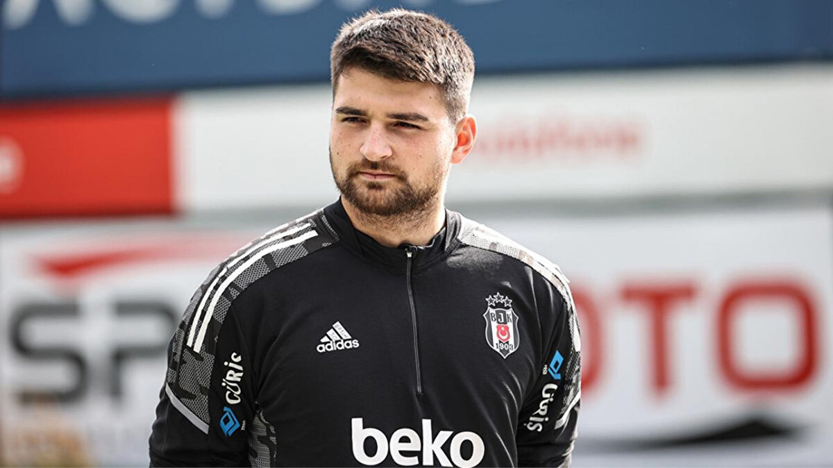 Eğer Beşiktaş devre arasında bir kaleci transferi yaparsa, Ersin Destanoğlu’nun ocak ayında takımdan ayrılacağı öne sürülüyor. Eğer Beşiktaş yeni bir kaleci almazsa, Ersin Destanoğlu’nun sezon sonunda takımdan ayrılacağı kaydedildi.
