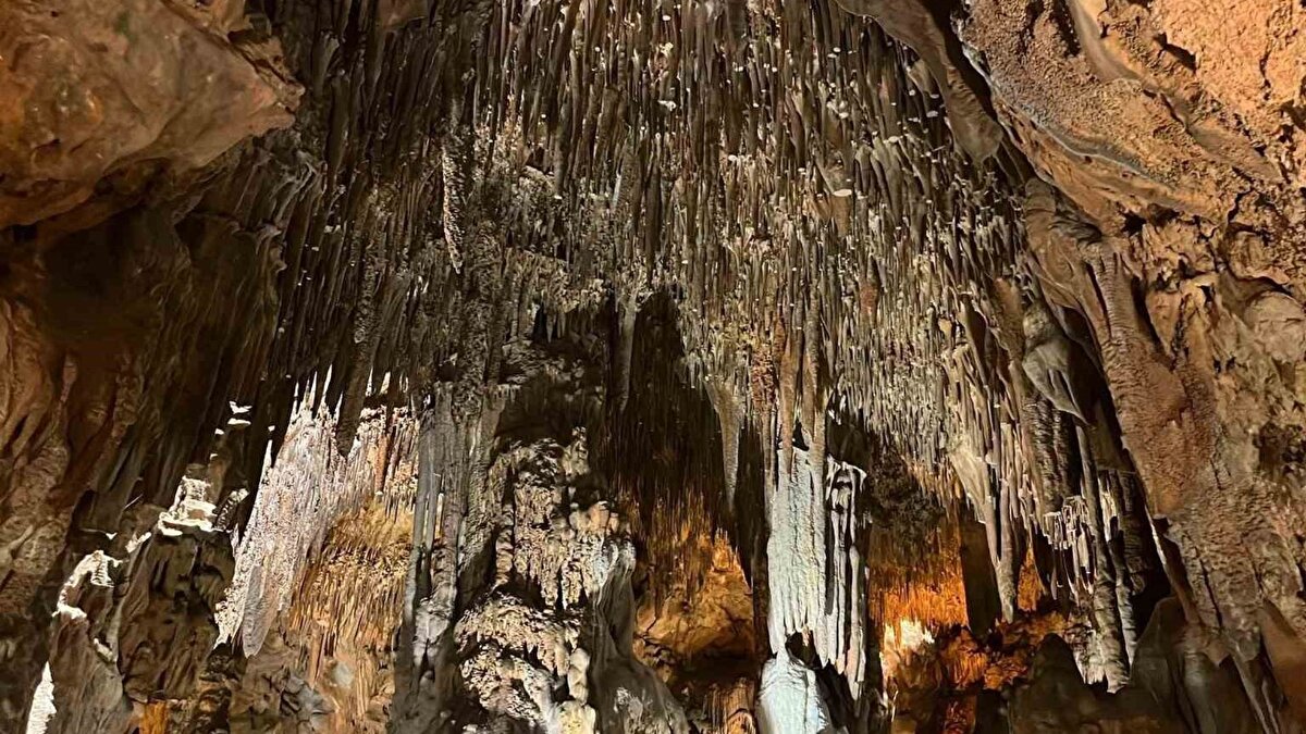 Doğal oluşum ve iklim özellikleri<br><br>Alanya’nın bilinen en eski mağaralarından olan Damlataş, yüzlerce yıl süren doğal süreçlerin ürünü olarak öne çıkıyor. Yaklaşık 15–20 derece sabit sıcaklık, yüksek nem ve düşük radyoaktivite gibi özellikler mağarayı özellikle astım ve KOAH hastalarının tercih ettiği bir sağlık durak haline getiriyor. Bu özellikleri nedeniyle mağara, Türkiye’de sağlık turizmi açısından da önemli bir konuma sahip.