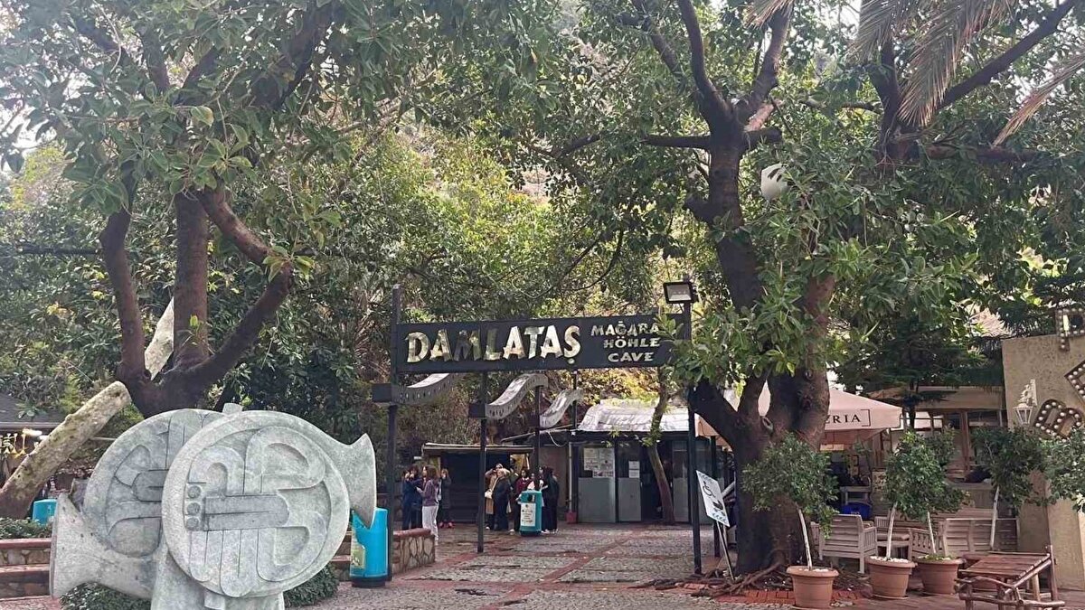 Türkiye’nin önemli turizm merkezlerinden biri olan Alanya, 2025 yılında Damlataş Mağarası’nda artan ziyaretçi ilgisiyle dikkat çekti. Doğal yapısıyla öne çıkan mağara, yıl boyunca yaklaşık 270 bin turist tarafından ziyaret edildi. Sıcaklık ve nem oranıyla solunum rahatsızlıkları yaşayanların da tercih ettiği mağara, bölgenin turizm potansiyeline katkı sağlamayı sürdürdü.