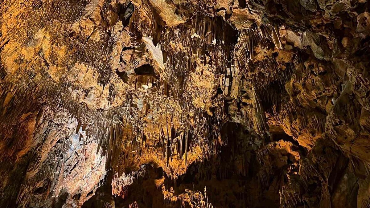 Geçtiğimiz yıl 250 bin kişinin ziyaret ettiği Damlataş Mağarası’nın bu yıl 270 bin ziyaretçiye ulaşması, hem yerli hem yabancı turistlerin mağaraya olan ilgisinin arttığını gösteriyor. Alanya’nın doğal güzelliklerini keşfetmek isteyen ziyaretçiler, mağaranın yıl boyunca sabit iklim koşullarından da yararlanıyor.