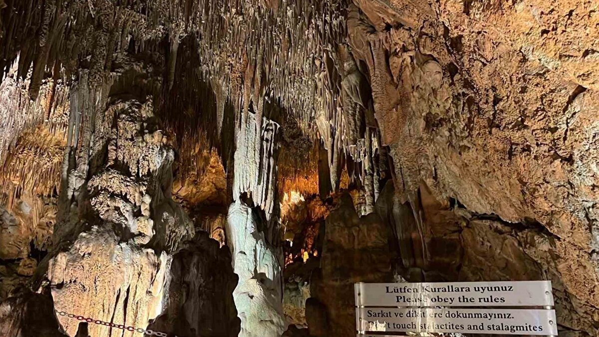 Mağara girişinde esnaflık yapan Halil Tamuroğlu, Damlataş’ın Alanya’nın kültürel değerleri arasında önemli bir yere sahip olduğunu dile getirdi. Tamuroğlu, mağaranın özellikle 15 gün boyunca düzenli ziyaret eden solunum rahatsızlığı bulunan kişilere fayda sağladığına dair yaygın bir inanış olduğunu belirtti. Yıl boyunca çok sayıda yerli ve yabancı misafiri ağırladıklarını söyleyen Tamuroğlu, mağaranın bölge için “görülmesi gereken özel bir yer” olduğunu ifade etti.