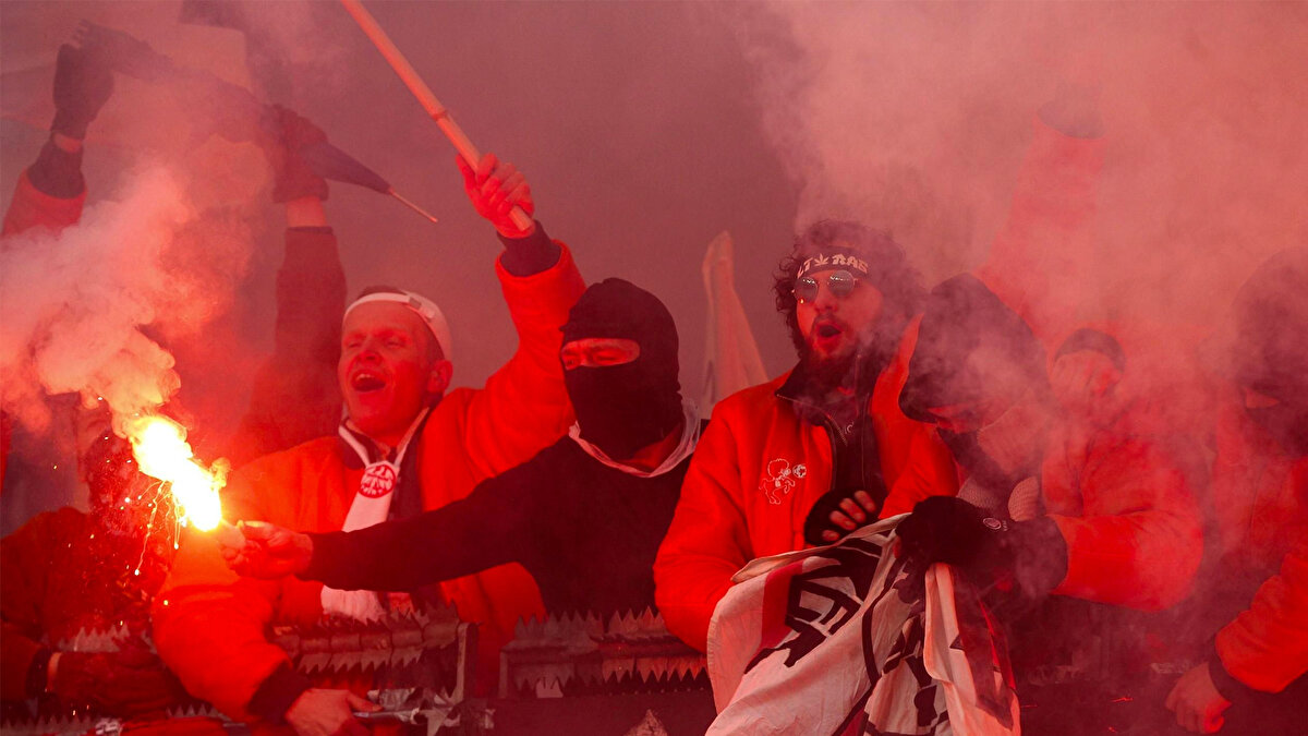 Perestiş<br><br>Birini veya bir şeyi taparcasına, büyük bir tutku ve hayranlıkla sevmek