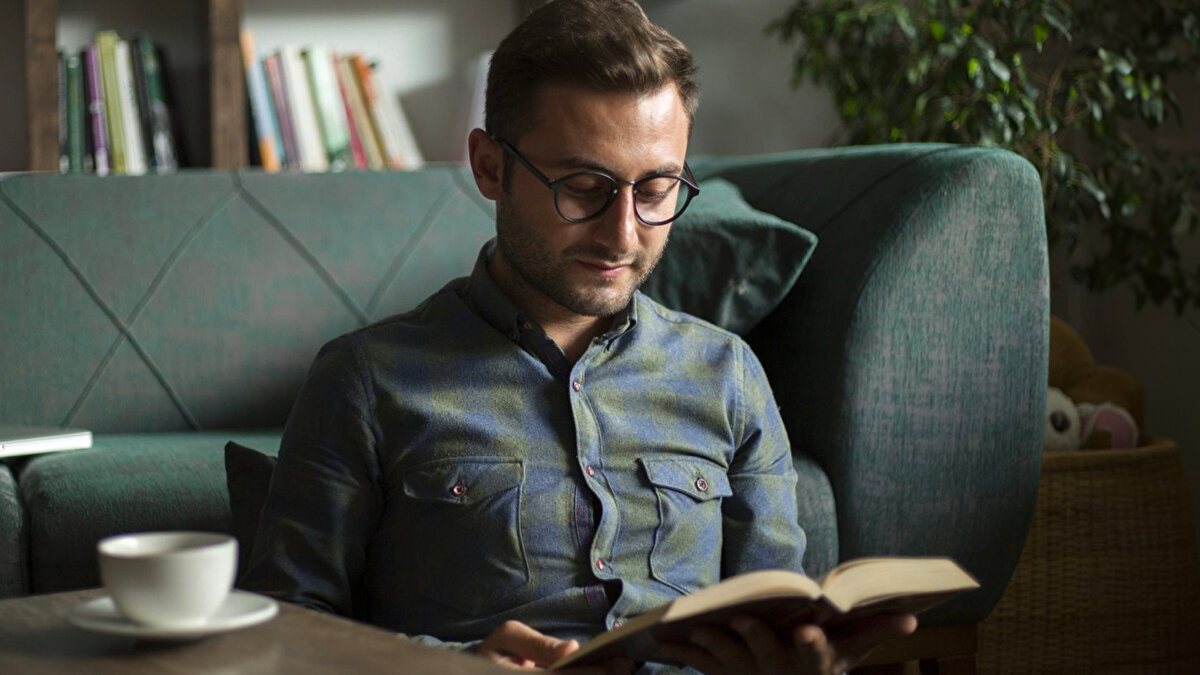 Dil, sadece iletişim kurmamızı sağlayan bir araç değil, aynı zamanda kültürümüzün ve düşünce dünyamızın en zarif aynasıdır; ancak zamanla sadeleşme adına "berceste" gibi ruhu okşayan veya "perestiş" gibi tutkuyu en derinden anlatan kelimeleri sözlüklerimizde yalnızlığa terk ettik.