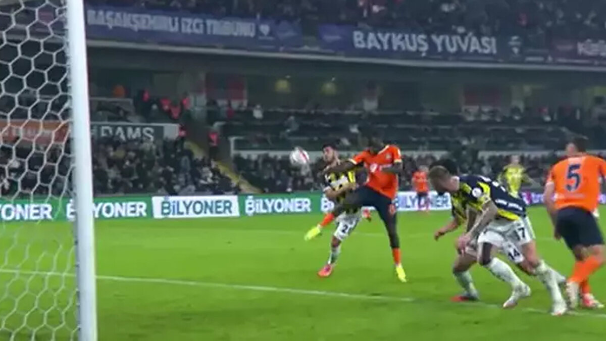 BAŞAKŞEHİR'İN PENALTI BEKLEDİĞİ POZİSYON<br><br>Deniz Çoban: 'Bu maçta en çok hakemi eleştirdiğim pozisyonlardan biri bu oldu. Bu dakikaya kadar maçı getirdiniz, sonra buraya koşarak geldiniz. Penaltı beklentisi var, penaltıyla uzaktan yakından alakası yok. Ancak pozisyon sonrası tartışma esnasında oyuncular anlaştı diye es geçemezsiniz, cezasını keseceksiniz.'<br><br>Bülent Yıldırım: 'Hakem oyuncu grubunun yanına yaklaşmakta gecikiyor, olay yerine yakın olmalıydı. Top oyuna girdikten sonra kritik bir pozisyonu kendi gözüyle görebilmesi için gerekli. Asensio'nun Kemen'e yönelik ihlali söz konusu değil, penaltı yok. Tartışma ise böyle çözülmemeliydi, iki oyuncu da sarı kart görmeliydi.'<br><br>Bahattin Duran: 'Penaltı söz konusu değil, iki oyuncu da sarı kart görmeliydi.'