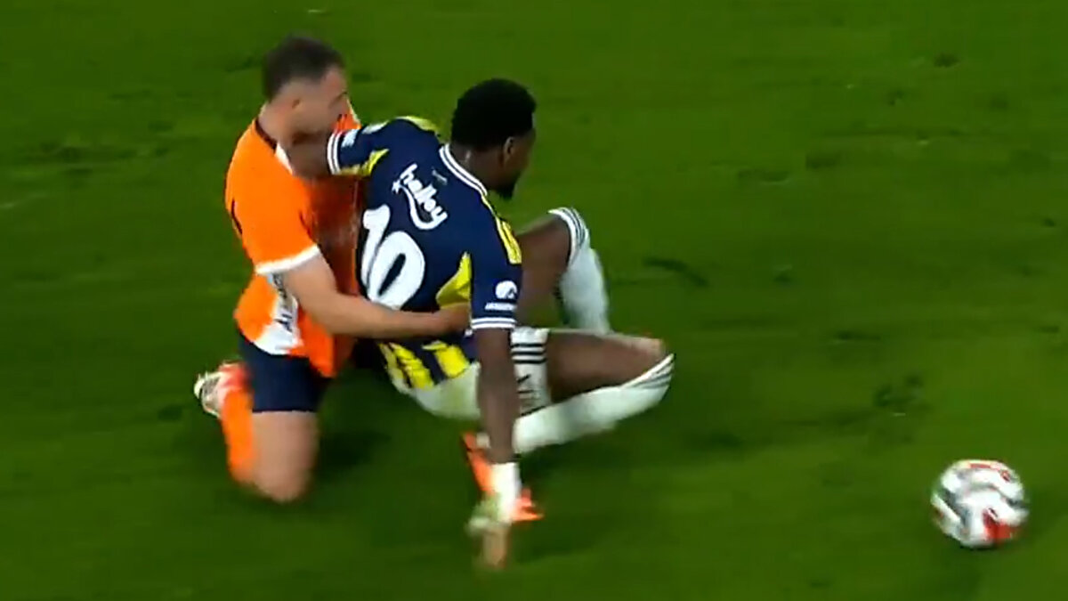 JHON DURAN’IN DUARTE’YE MÜDAHALESİ VAR MI? <br><br>Deniz Çoban: 'Hakem sarı verse kabul olurdu, kırmızıyı düşünmem.'<br><br>Bülent Yıldırım: 'Duarte'nin hareketi net bir faul, karşısındaki oyuncu da 'git başımdan' dercesine bir reaksiyon gösteriyor. Elle bir vurma söz konusu değil. Kurtulurken savurduğu kol rakibini itiyor. Küçük bir temas var ama bu bir reaksiyon. Kontrolsüz bir faul, kırmızı düşünülmez ama sarı verilmeliydi.'<br><br>Bahattin Duran: 'Duran'ın eli Duarte'nin koluna geliyor. Hakem faul verir, Duran sarı kart görür. Pozisyonun özeti budur.'