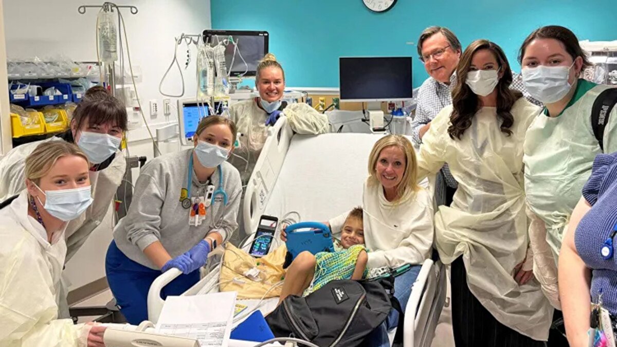 Amber Freed’ın oğlu Maxwell, ABD’de yalnızca birkaç çocukta rastlanan SLC6A1 adlı genetik hastalıkla dünyaya geldi. Epilepsi, gelişim geriliği ve konuşma bozukluklarına yol açabilen bu nörogelişimsel rahatsızlık için bilinen bir tedavi bulunmuyordu. Teşhisin konulduğu 2018 yazından itibaren anne Freed, tüm gücünü oğlunun yaşam şansını artıracak bir çözüm bulmaya adadı.