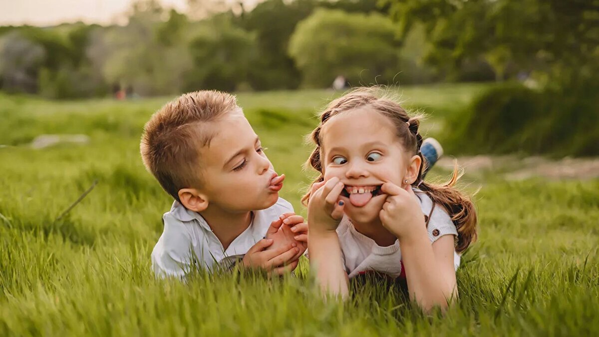 Haziran ayında onay alan tedavi, yalnızca bir kez uygulanan bir gen terapisi niteliği taşıyor. Maxwell, 10 Eylül’de ailesi ve sağlık ekibiyle birlikte hastaneye giderek uygulamayı aldı. Yaklaşık iki saat süren işlem sonrası çocuk yoğun bakım ünitesinde gözlem altında tutuldu. Doktorlar, tedavinin etkilerinin zamanla ortaya çıkacağını ancak ilk bulguların umut verici olduğunu bildirdi.