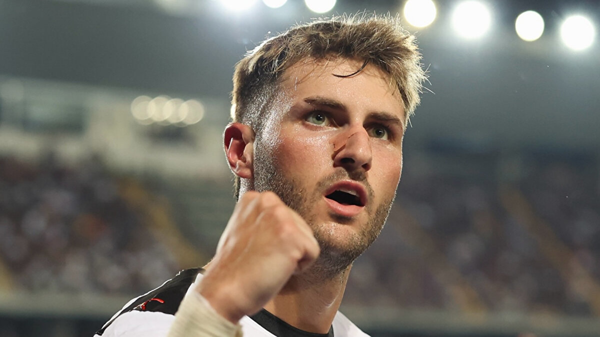 GİMENEZ RADARA GİRDİ<br><br>Galatasaray'a yıldız oyuncuları getiren menajer Gardi'nin rol oynayacağı transferde Galatasaray, Gimenez'i radarına aldı.