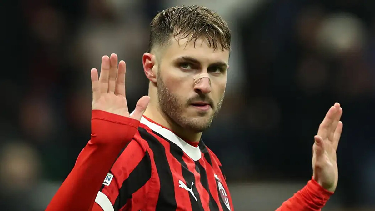 PERFORMANSI<br><br>Bu sezon Milan forması ile 11 maça çıkan Meksikalı forvet 1 gol 2 asistlik performans sergiledi.