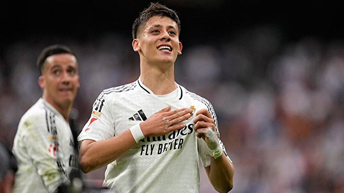 Guti Hernandez’den Arda Güler’e övgü<br><br>Real Madrid’in efsane futbolcularından Guti Hernandez, Arda Güler hakkında dikkat çeken yorumlarda bulundu. Guti, Arda’nın diğer Real Madrid oyuncularından farklı olduğunu belirterek, "O, gol pozisyonlarına girebilen, takımı yönetebilen tek oyuncu.