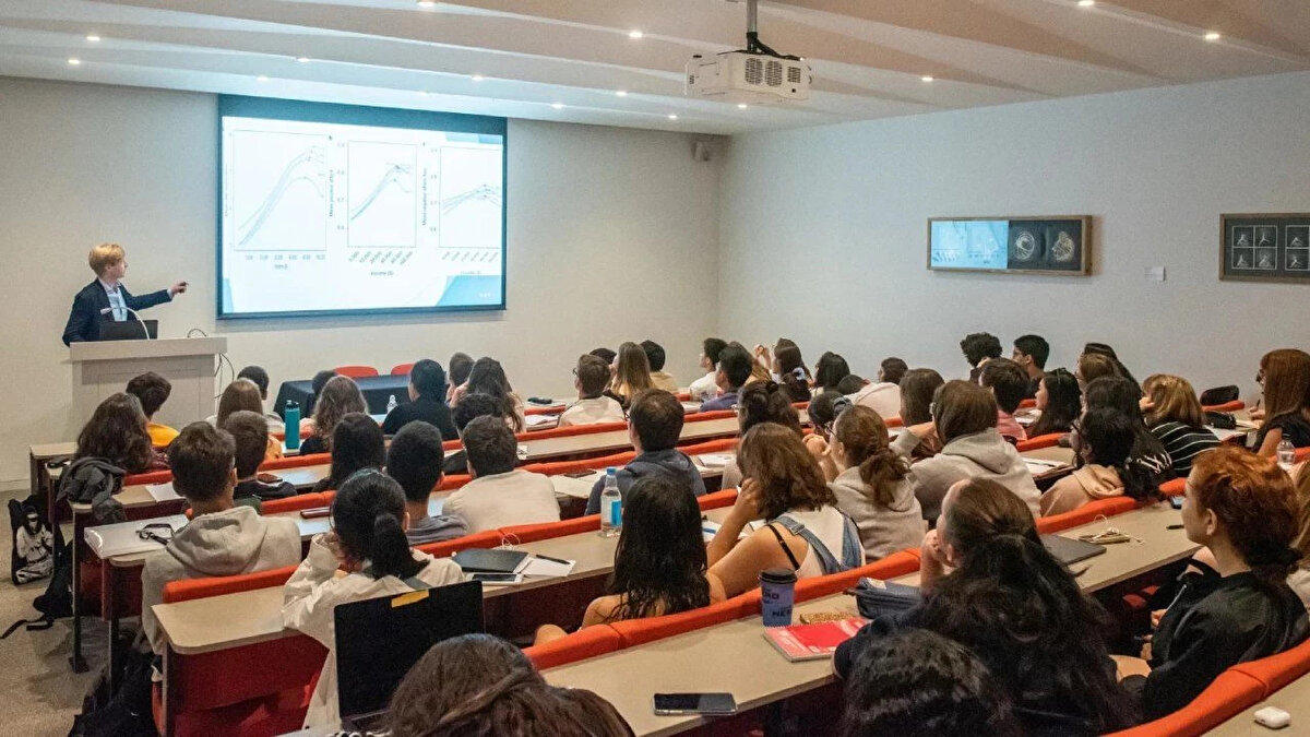 Yükseköğretim Kurulu (YÖK) Başkanı Prof. Dr. Erol Özvar, 2025 yılı Türkiye’nin en iyi araştırma üniversitelerini açıkladı. İki yıllık kapsamlı bir değerlendirme sürecinin ardından Sakarya Üniversitesi, Araştırma Üniversiteleri Aday İzleme Programı’ndaki 6 aday arasından sıyrılarak “araştırma üniversitesi” statüsüne yükseldi. Böylece Türkiye’nin araştırma kapasitesini temsil eden liste genişlerken, 5 üniversite de ilk kez “Aday Araştırma Üniversitesi” kategorisine dahil oldu.