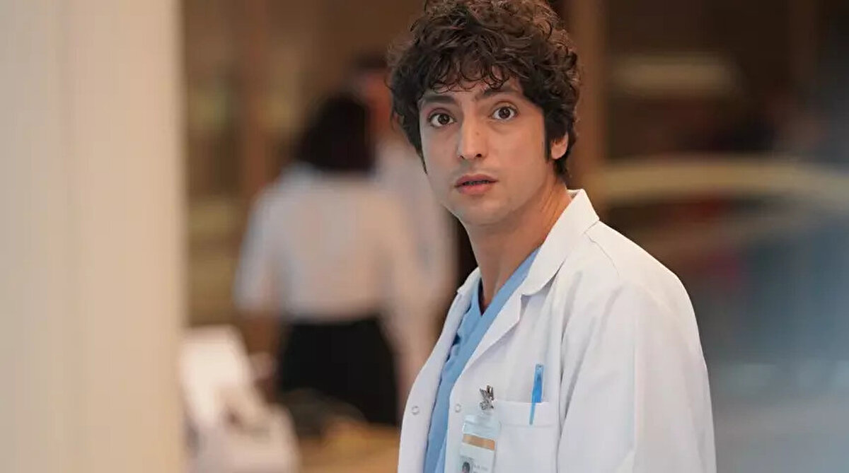 TRT’nin dijital platformu Tabii, İslam düşünce tarihinin en önemli isimlerinden İmam Gazali’nin hayatını konu alan yeni dizisinin çekimlerini tamamladı. Üç sezon ve toplam 30 bölümden oluşacak yapımda başrolü Taner Ölmez üstleniyor.