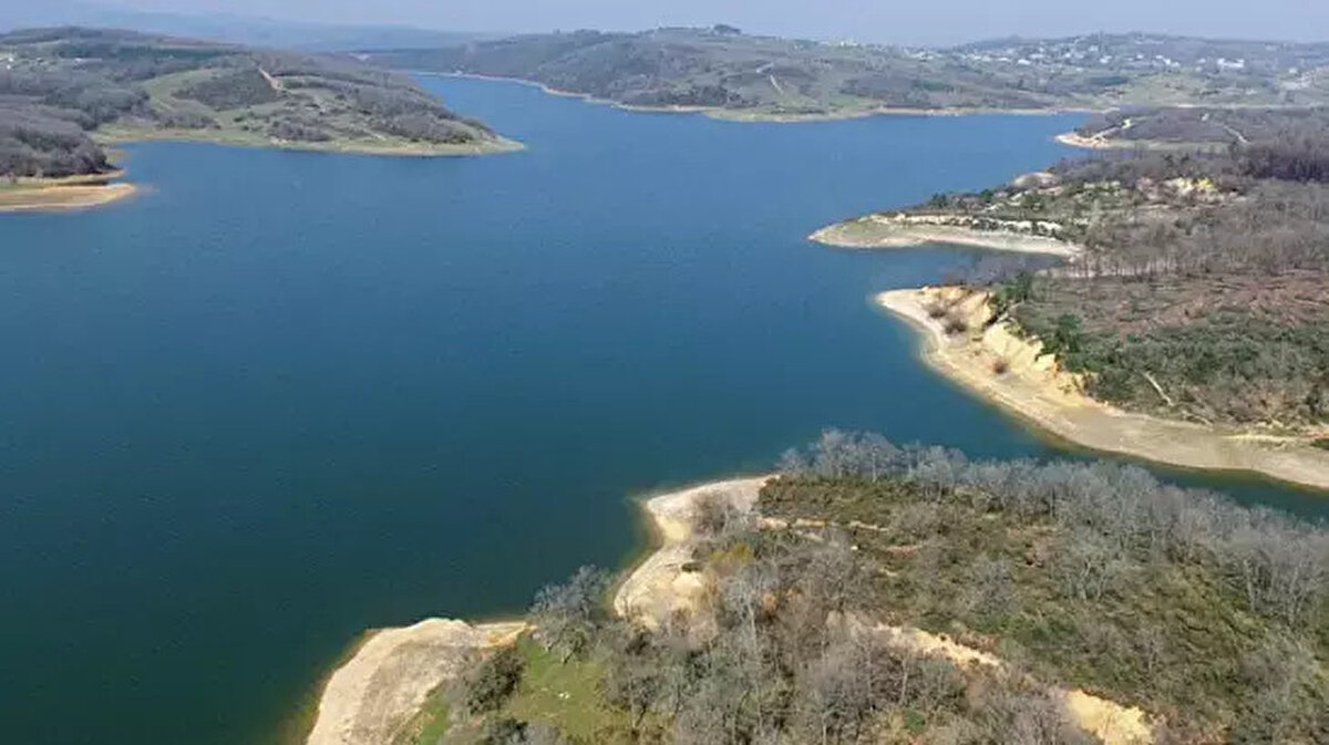 İstanbul genelinde kurak geçen dönemin ardından 7 Aralık gecesi başlayan sağanak yağışlar, su seviyesindeki kritik düşüş nedeniyle yakından takip ediliyor. İSKİ tarafından açıklanan son verilere göre genel doluluk oranı yüzde 17,12 seviyesine kadar geriledi. Vatandaşlar, gün boyu sürecek yağışların tablolara ne zaman yansıyacağını merak ediyor.