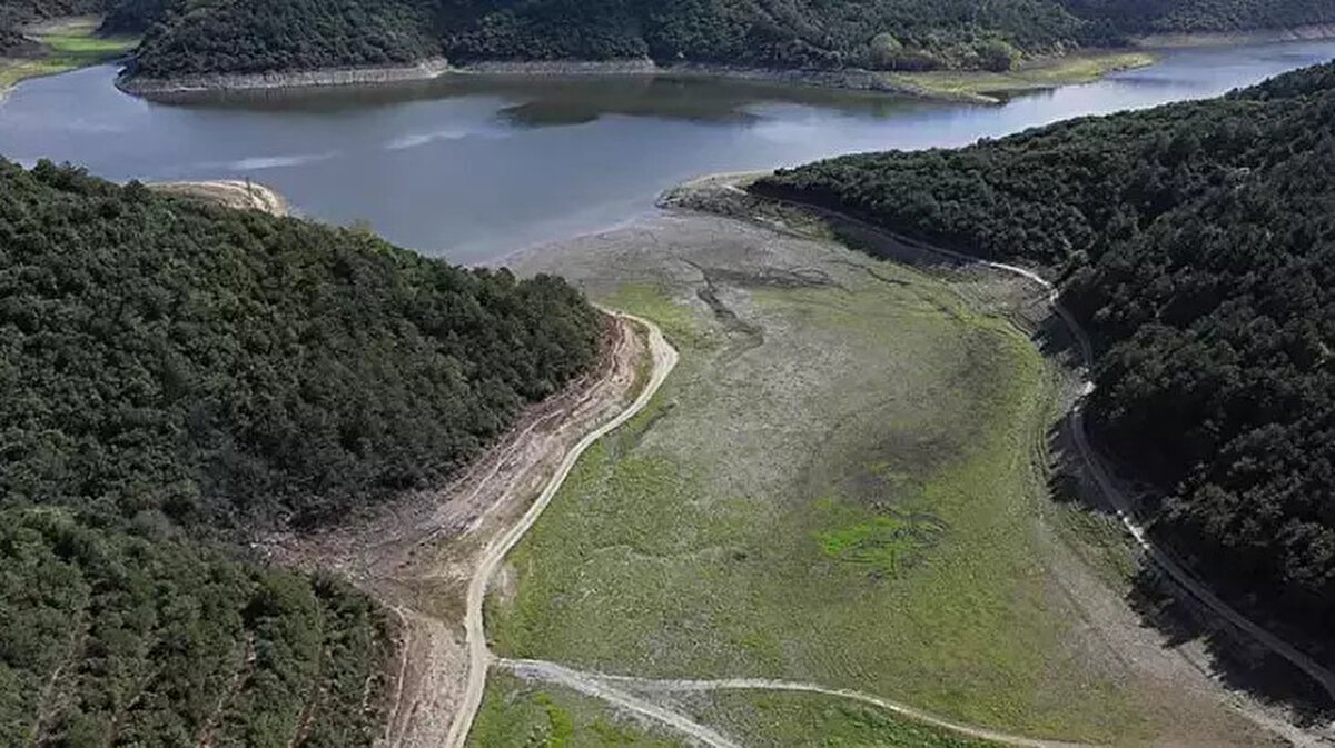 Yağışların Barajlara Etkisi Ne Zaman Belli Olacak?<br><br>İstanbul'da gece saatlerinde başlayan ve 7 Aralık Pazar günü boyunca kent genelinde etkili olması beklenen sağanak yağış, baraj havzaları için hayati önem taşıyor. Ancak yağışın baraj doluluk oranları üzerindeki doğrudan etkisi anlık olarak verilere yansımıyor.