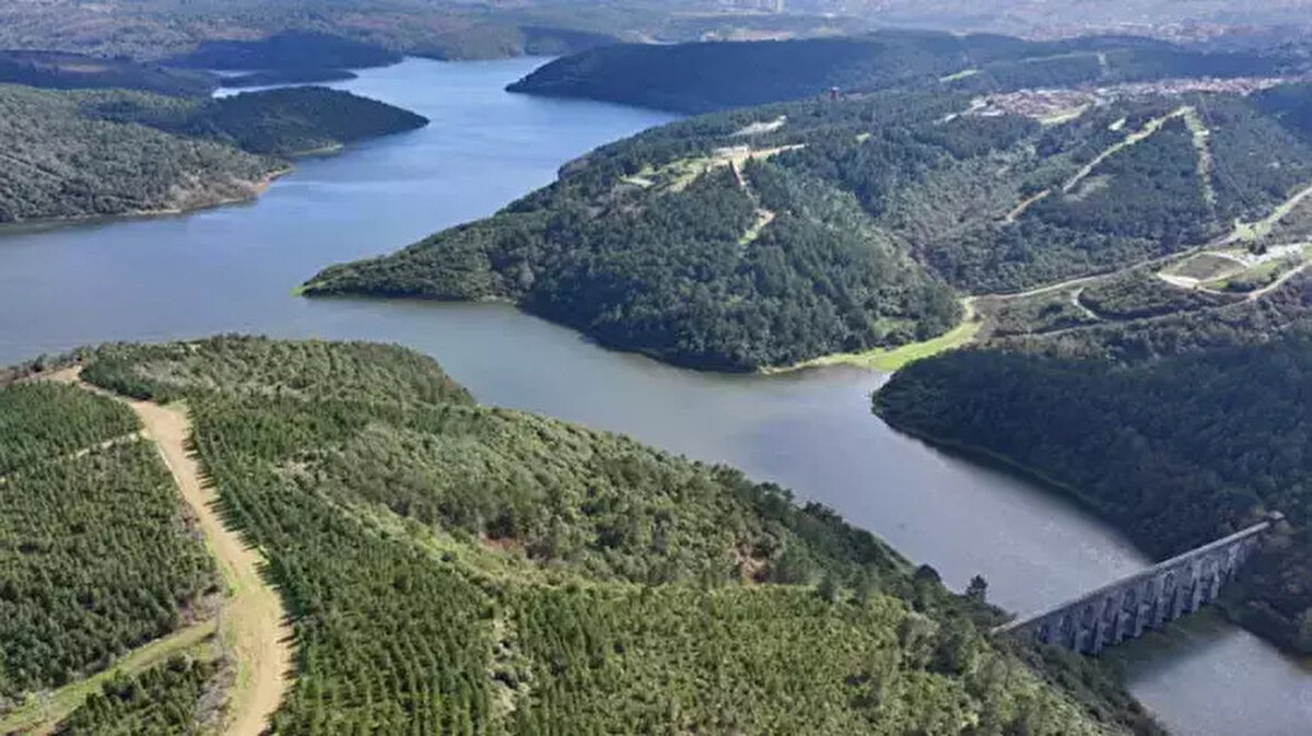 İSKİ yetkililerinden edinilen bilgiye göre, yağmur sularının havzalara inmesi ve dereler yoluyla barajlara ulaşması belirli bir süre alıyor. Bu nedenle 7 Aralık'ta düşen yağışların su seviyesine olan somut katkısı, 8 Aralık Pazartesi sabahı açıklanacak verilerle netleşecek.