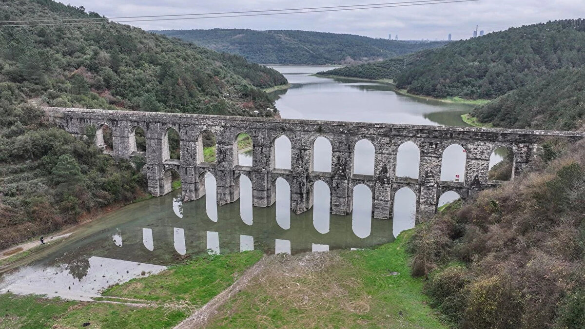 İstanbul Barajlarında Son Durum (Liste)<br><br>İSKİ'nin açıkladığı 7 Aralık Pazar tarihli güncel baraj doluluk oranları şu şekildedir:<br><br>Elmalı: %49,22<br><br>Istrancalar: %29,98<br><br>Darlık: %27,78<br><br>Terkos: %19,35<br><br>Büyükçekmece: %18,30<br><br>Sazlıdere: %16,92<br><br>Ömerli: %13,39<br><br>Alibey: %9,98<br><br>Kazandere: %2,29<br><br>Pabuçdere: %2,24<br><br>İstanbul'da su tasarrufu çağrıları yinelenirken, Pazartesi günü gelecek yeni verilerin yağış etkisiyle birlikte bir artış gösterip göstermeyeceği merakla bekleniyor.