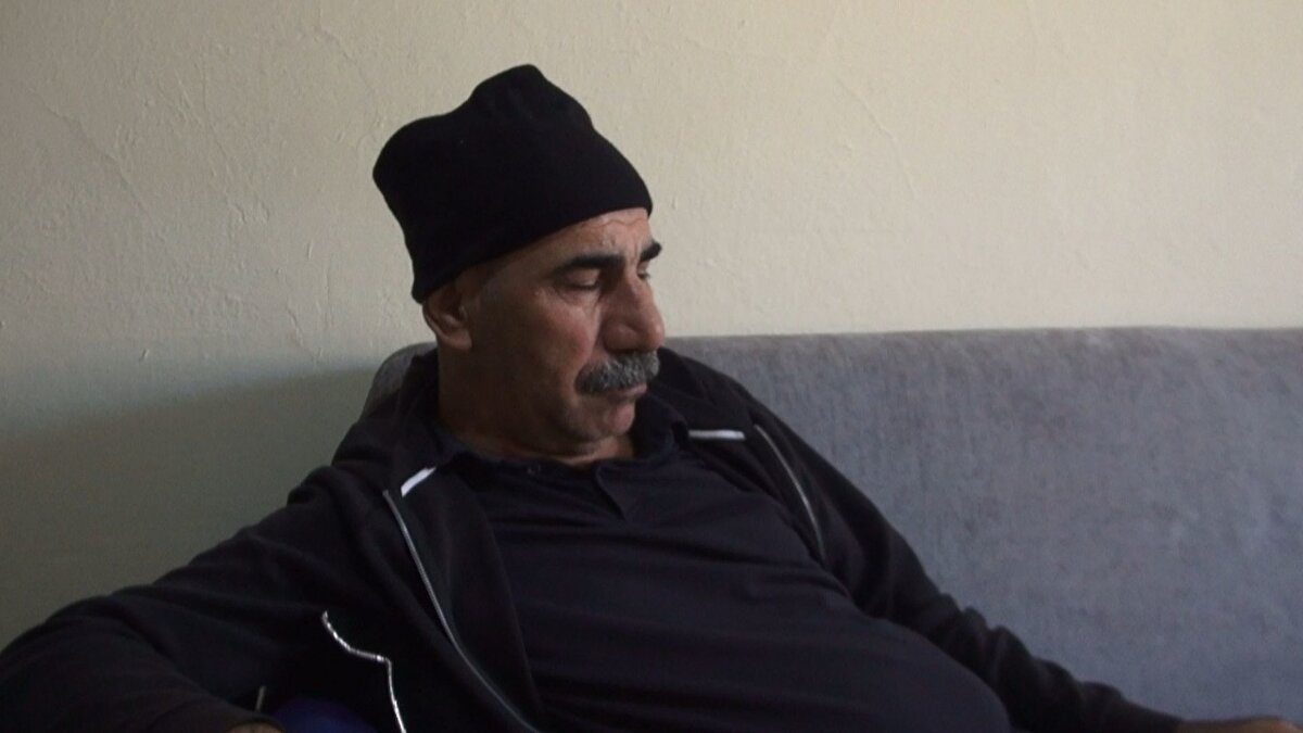 “Bir hafta duruyor, bir hafta hiç kesilmiyor”<br><br>Akın, hıçkırığın düzenli olmayan ancak ağır geçen nöbetler halinde ortaya çıktığını belirtti. Kimi zaman bir hafta boyunca tamamen kesilmediğini söyleyen Akın, bu süreçlerde yemek tüketemediği için sık sık kusma, mide ağrısı ve şiddetli halsizlik yaşadığını dile getirdi. Uzun süredir devam eden bu tablo nedeniyle hem kendi yaşam kalitesinin hem de ailesinin günlük düzeninin bozulduğunu aktardı.