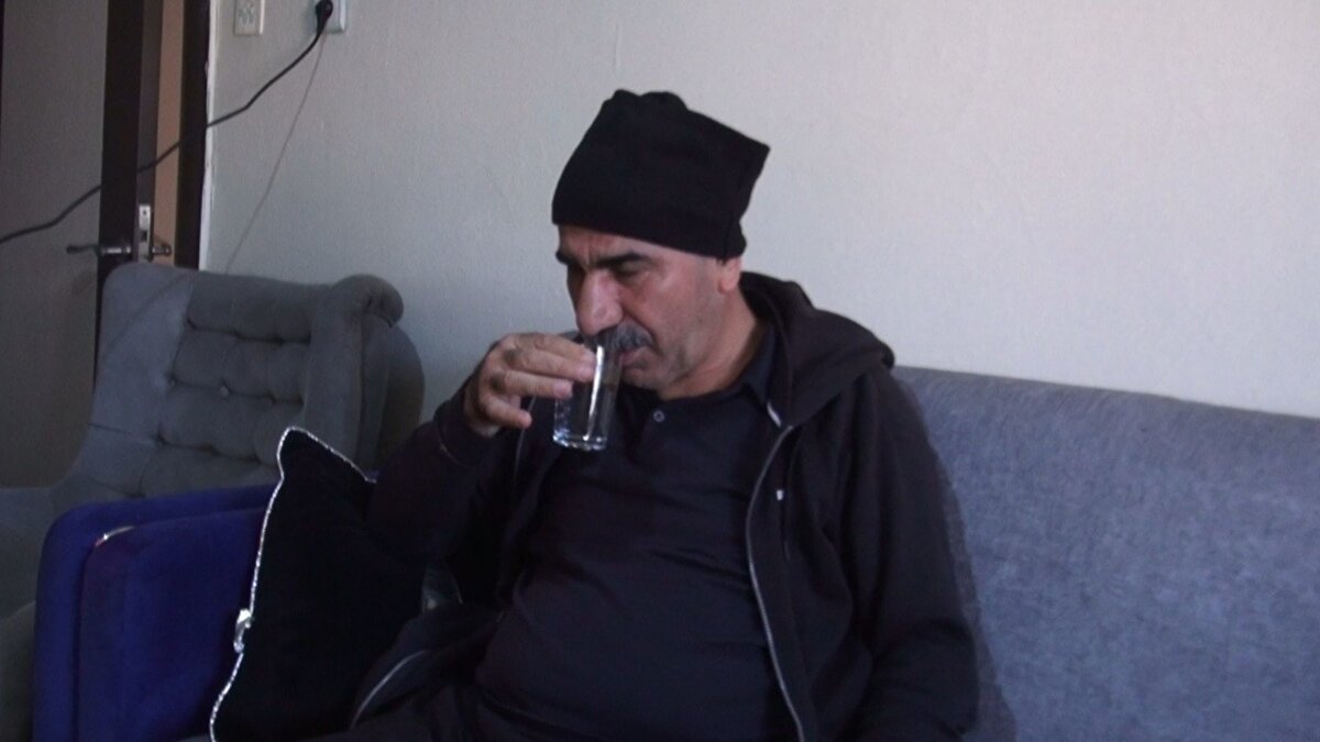 Rahatsızlığı kontrol altına aldırmak için Türkiye’nin farklı hastanelerine başvurduğunu anlatan Akın, yapılan görüntüleme ve kan tahlillerine rağmen doktorların henüz kesin bir teşhis koyamadığını söyledi. Uzun süre devam eden bu belirsizlik karşısında çaresiz kaldığını ifade eden Akın, sağlık kuruluşlarında birçok tetkik yapılmasına rağmen herhangi bir tedavi yanıtı alamadığını vurguladı.