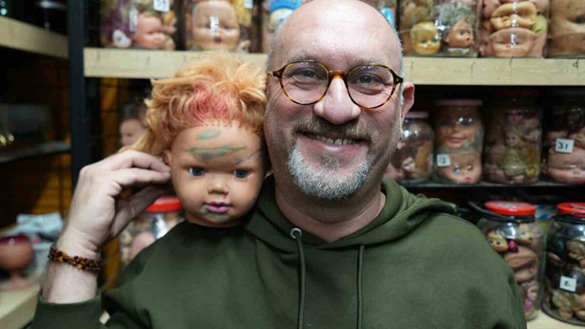 Ziyaretçilerin tepkisi farklı: Çocuklar merak ediyor, yetişkinler çekiniyor<br><br>Dinibütünoğlu, koleksiyona gelen tepkilerin oldukça çeşitli olduğunu, kimi ziyaretçilerin görüntüyü sempatik bulduğunu, kimilerinin ise ürkütücü bulduğunu ifade ediyor. Çocukların koleksiyondan çok etkilenmediğini, asıl tedirginliğin yetişkinlerde olduğunu dile getiren antikacı, bebeklerin klasik oyuncak tasarımında hep gülen yüzlere sahip olduğunu, bu nedenle çocukların onları daha doğal gördüğünü söylüyor.