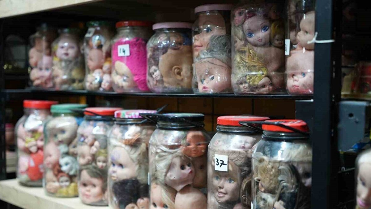 Dinibütünoğlu, koleksiyonun sahibiyle yaptığı görüşmelerde adamın yalnız yaşadığını, bebek kafalarını da kendisine bir tür yoldaş gibi gördüğünü ifade ediyor. Koleksiyonerin “Bebekler hep güler” sözünü hiç unutmadığını söyleyen Dinibütünoğlu, adamın evinin her köşesinin kavanozlarla dolu olduğunu, bu parçaların ona huzur verdiğini dile getiriyor.