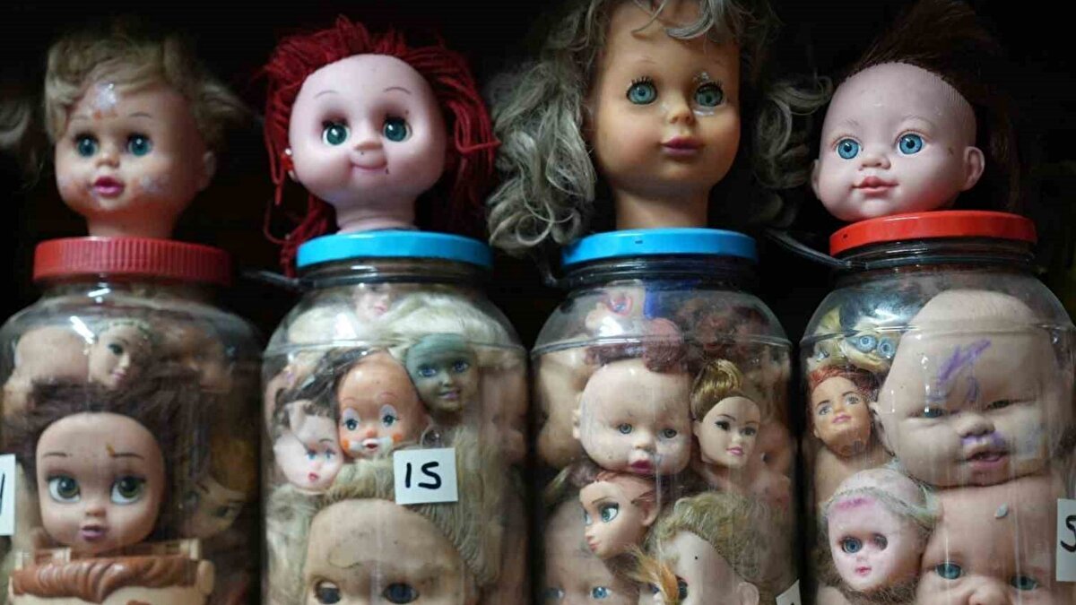 Kocaeli’nin İzmit ilçesindeki Cedit Mahallesi’nde antika işi yapan Hamdi Dinibütünoğlu, iki yıl önce Kütahya’da yaşayan 82 yaşındaki bir koleksiyonerin yıllarca biriktirdiği “oyuncak bebek kafası” koleksiyonunu duyunca bölgeye gittiğini söylüyor. Yaklaşık 50 yıllık bir çabanın ürünü olan koleksiyonun binlerce parçadan oluştuğunu gören Dinibütünoğlu, bu nadir birikimi dükkânına taşımaya karar verdi.