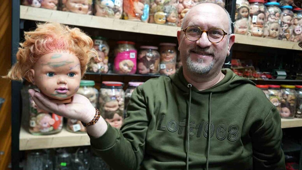 “Görünce hemen hissettim: Bu koleksiyon bende olmalı”<br><br>Koleksiyonerin ilk yıllarda oyuncakları gövdeleriyle sakladığını, ancak yer sıkıntısı nedeniyle yalnızca kafaları toplamaya yöneldiğini anlatan Dinibütünoğlu, kavanoz fikrinin de yıllar içinde ortaya çıktığını kaydediyor. Kavanozlara sıkıştırılan bebek kafalarının formu bozulmadan korunduğunu söyleyen antikacı, yaşlı adamı günler süren ısrarla ikna ettiğini ve koleksiyonun tüm parçalarını olduğu gibi aldığını aktarıyor.