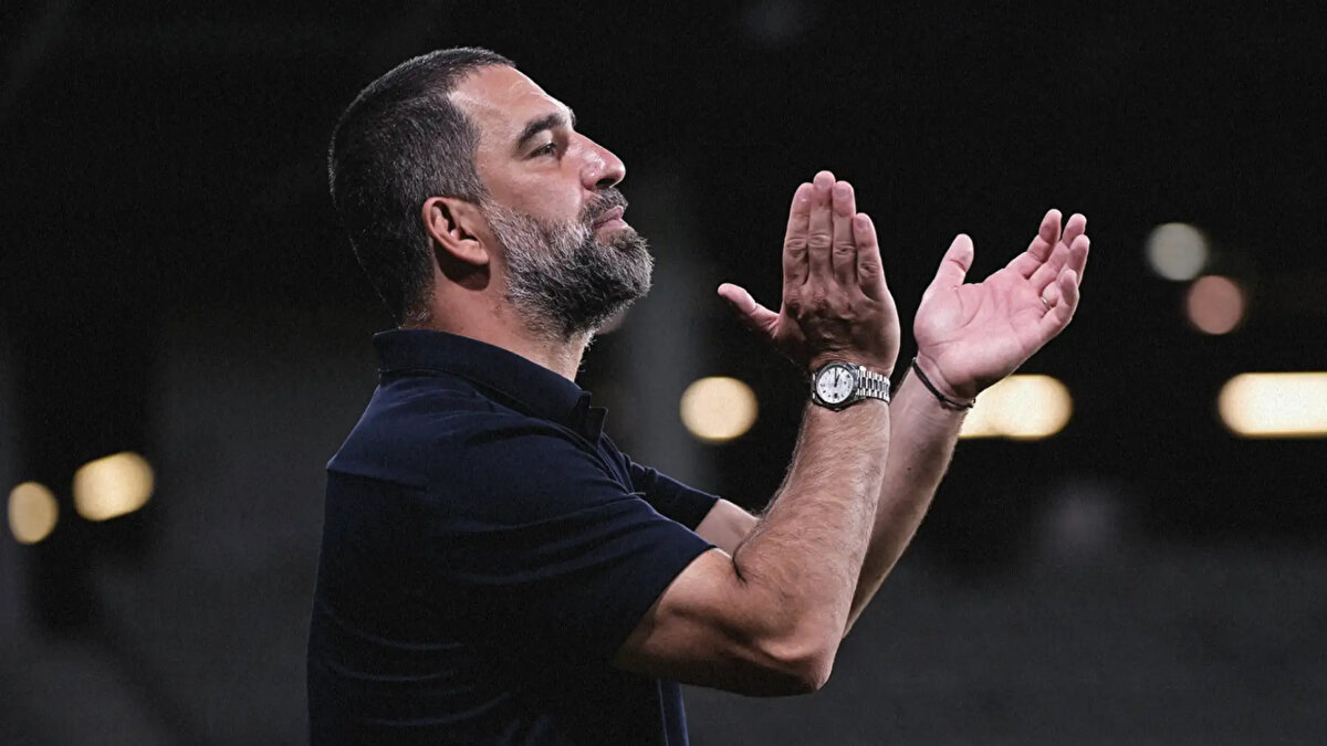 "Riznyk ve Pedrinho bugün kadroya geri döndüler; takımımız için çok önemli oyuncular. Umarım bundan sonra sakatlanmazlar. Riznyk milli takımın ilk 11 kalecisi, Pedrinho ise bizim on numaramız. Onlarla çok daha güçlü ve farklıyız tabi. Yerlerine oynayanlar da iyi performanslar sergilediler" yanıtını verdi.