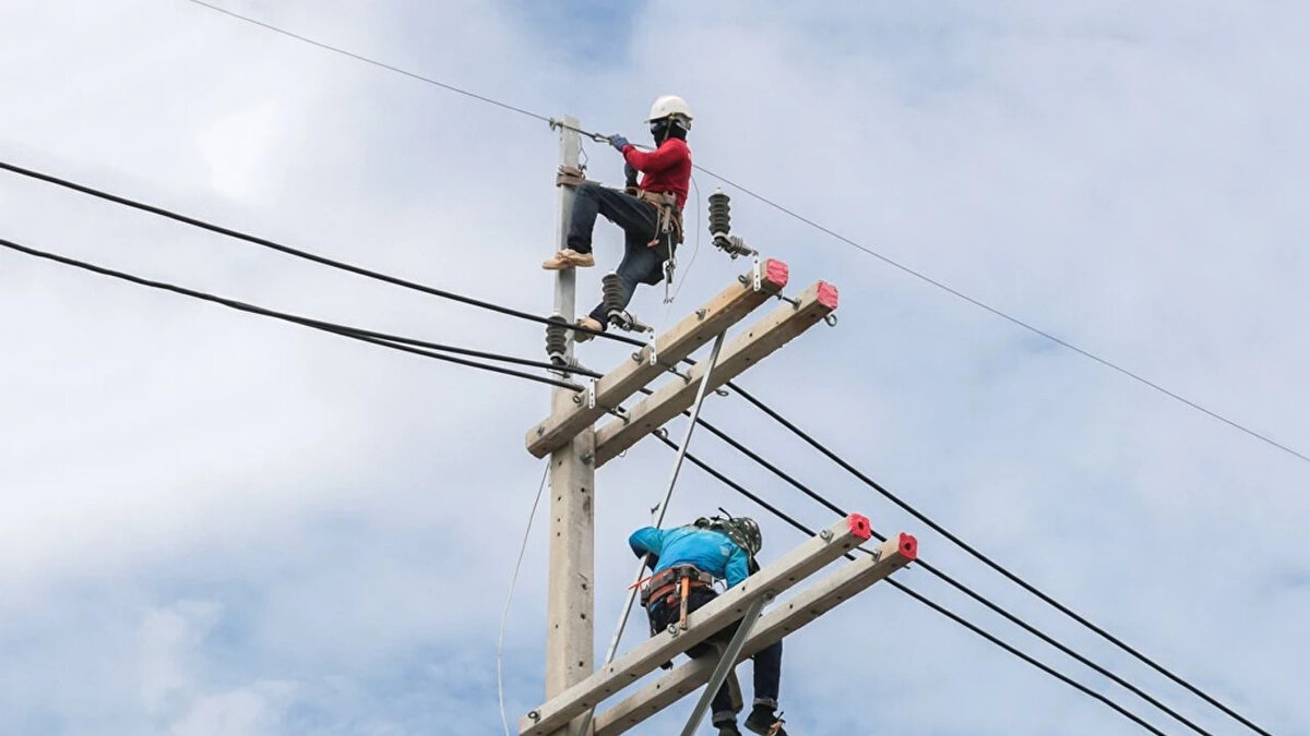7 Aralık Bugün İstanbul'un Hangi İlçelerinde Elektrik Yok?<br><br>Boğaziçi Elektrik Dağıtım A.Ş. (BEDAŞ) ve İstanbul Anadolu Yakası Elektrik Dağıtım A.Ş. (AYEDAŞ), 7 Aralık 2025 tarihli planlı kesinti programlarını resmi internet siteleri üzerinden paylaştı. Yatırım, bakım ve onarım çalışmaları kapsamında yapılan bu kesintilerin saat kaçta başlayıp kaçta sona ereceği, mahalle ve sokak detaylarıyla birlikte listeleniyor.