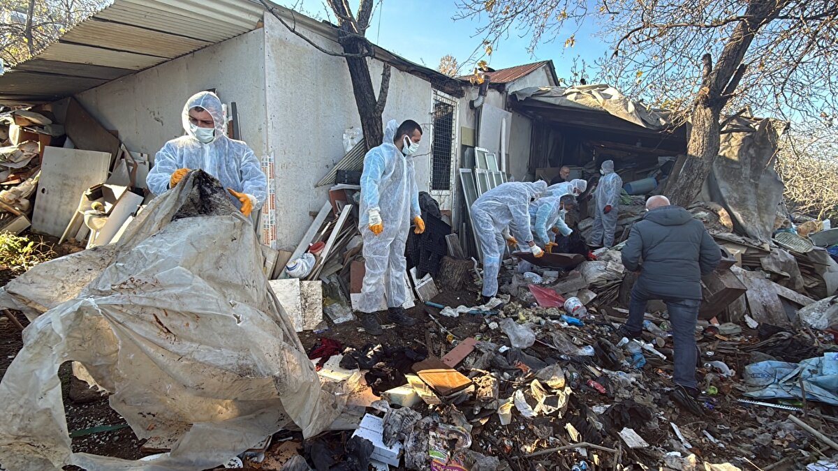 Ortahisar Belediye Başkanı Ahmet Kaya, Trabzon’da çevre temizliği ve halk sağlığını koruma çalışmalarını kararlılıkla sürdürdüklerini belirterek şunları söyledi:<br>“Vatandaşlarımızın güvenli ve sağlıklı bir çevrede yaşaması için tüm ihbarları titizlikle değerlendiriyoruz. Üç mahallemizde yürütülen temizlik ve ilaçlama işlemleri de bu kapsamın bir parçası. Bu süreçte emek veren tüm ekip arkadaşlarımıza teşekkür ediyorum.”